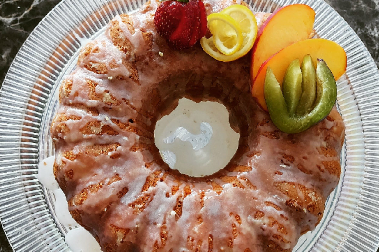 Enfes Kokusuyla: Limon Soslu Kek