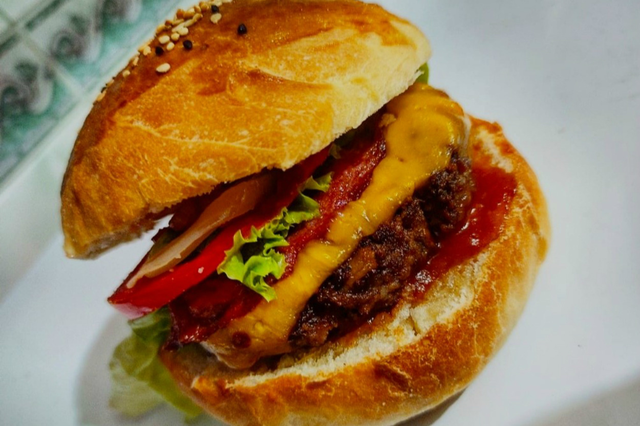 Karamelize Soğanıyla: Steakburger