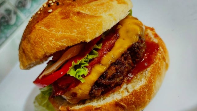Karamelize Soğanıyla: Steakburger