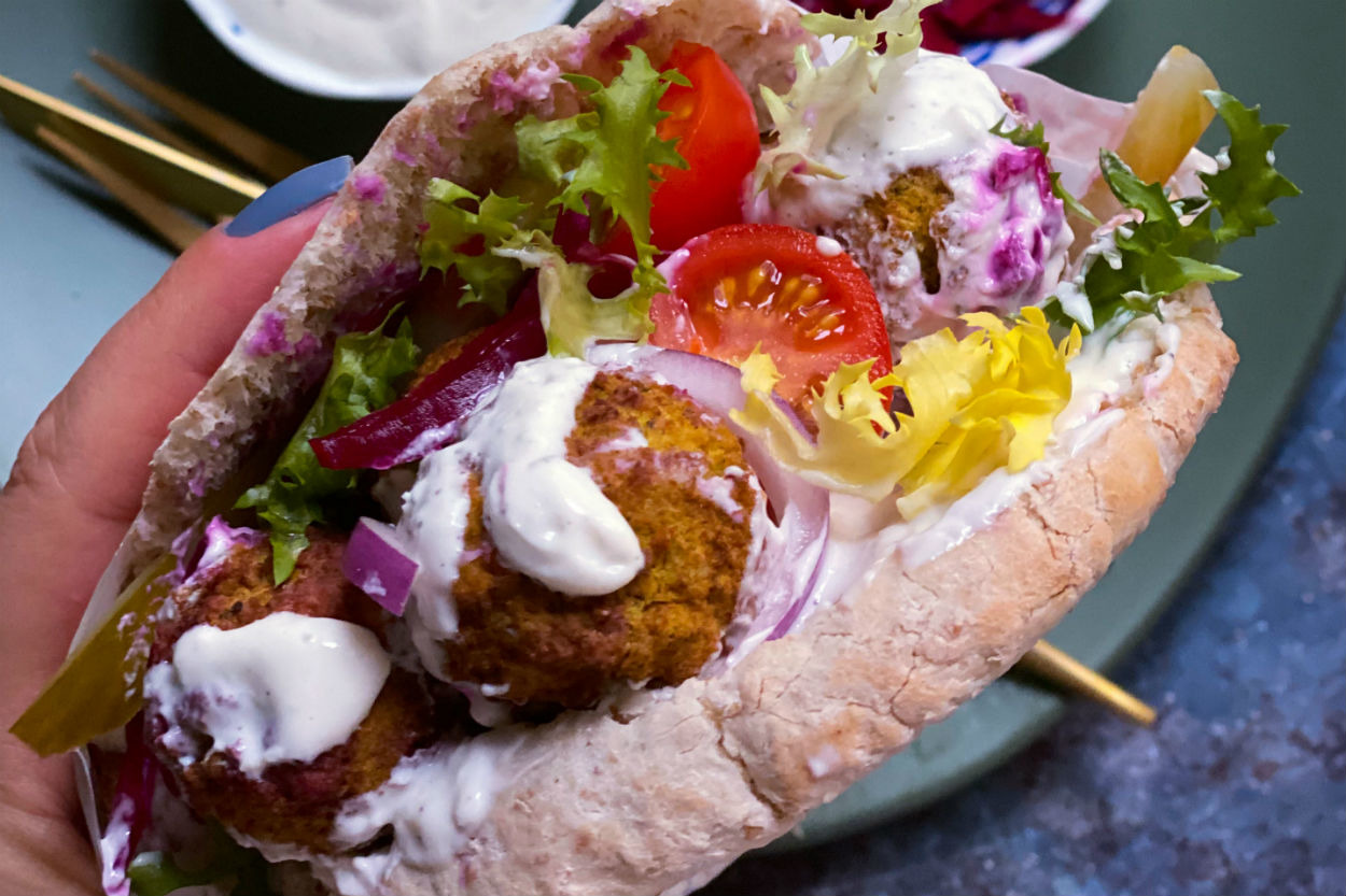 Vejetaryen Lezzet: Pita Arası Tahin Soslu Falafel