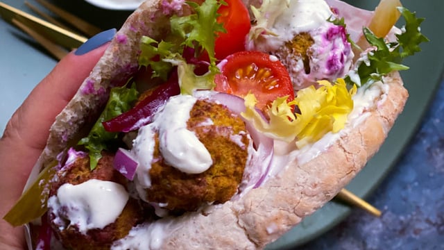 Vejetaryen Lezzet: Pita Arası Tahin Soslu Falafel