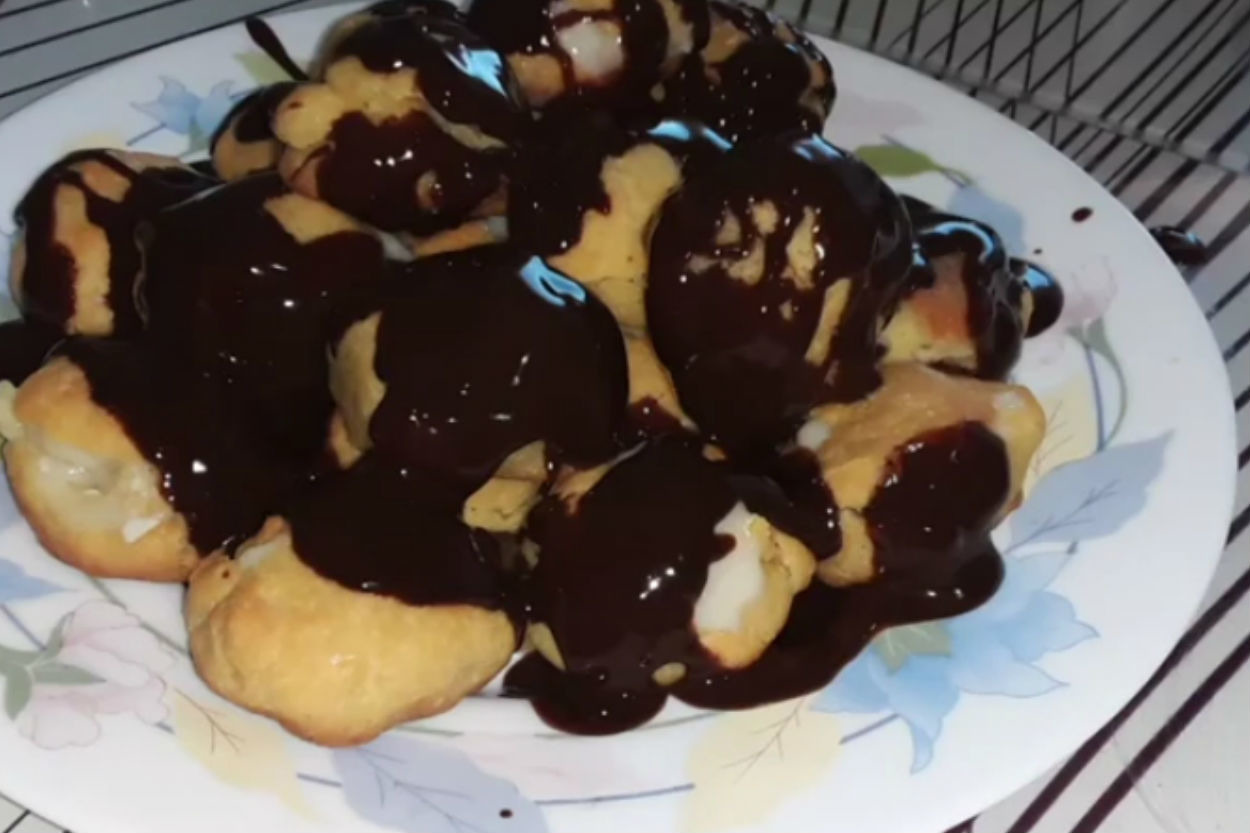 Kolayca Hazırlanacak: Çikolata Soslu Profiterol