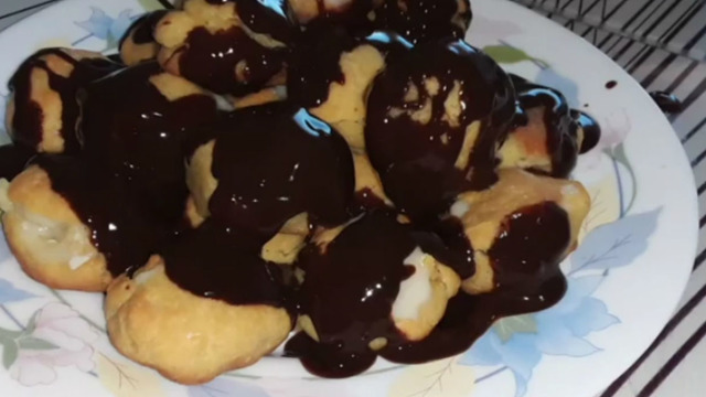 Kolayca Hazırlanacak: Çikolata Soslu Profiterol