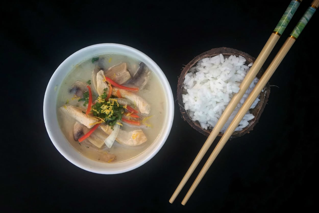 Tom Kha Gai Diye Bilinir: Hindistan Cevizi Sütlü Tavuk Çorbası