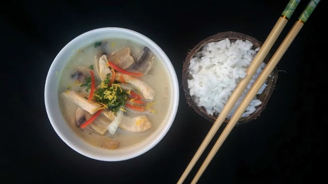 Tom Kha Gai Diye Bilinir: Hindistan Cevizi Sütlü Tavuk Çorbası