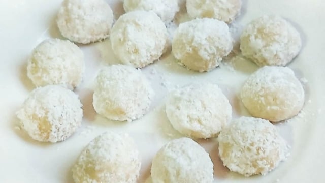 Enfes Kokusuyla: Sürprizli Kartopu Kurabiye