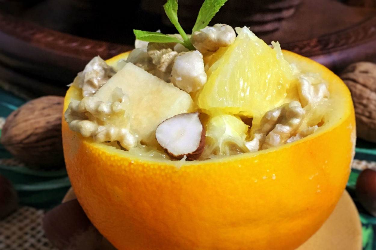 Sunum Sevenlere: Portakal Çanağında Meyve Salatası