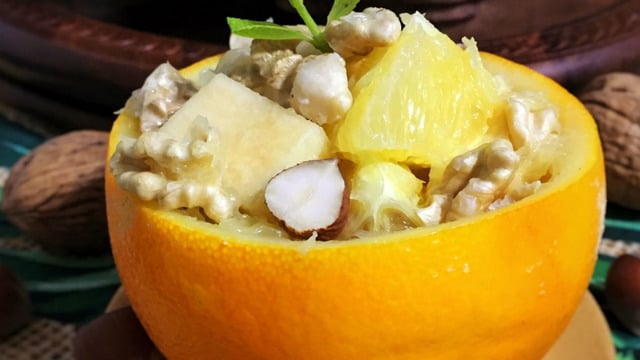 Sunum Sevenlere: Portakal Çanağında Meyve Salatası