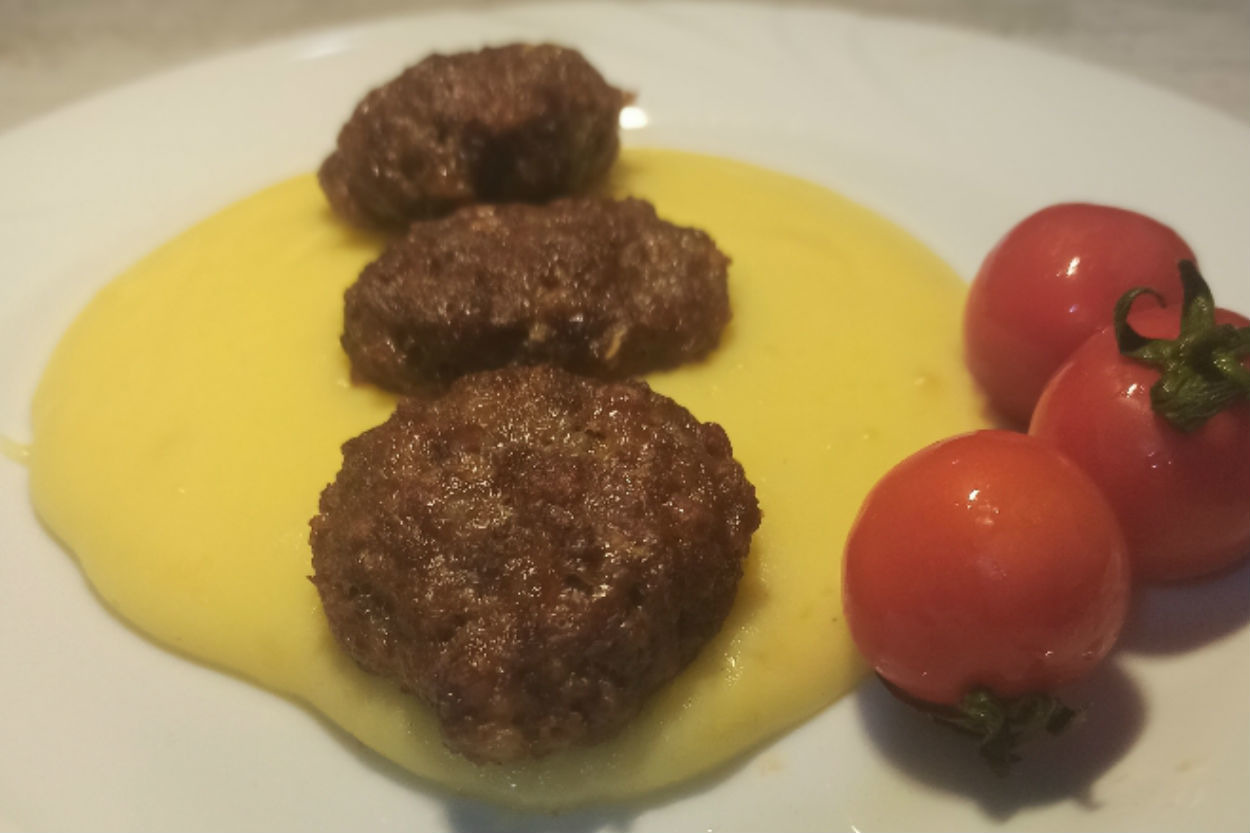 Davet Sofralarına: Patates Püresi ve Sucuk Köfte