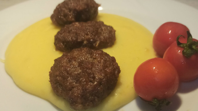 Davet Sofralarına: Patates Püresi ve Sucuk Köfte
