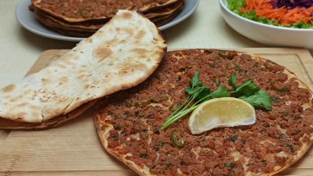 Evde Lahmacun Yapmanın En Kolay Yolu: Lavaştan Lahmacun