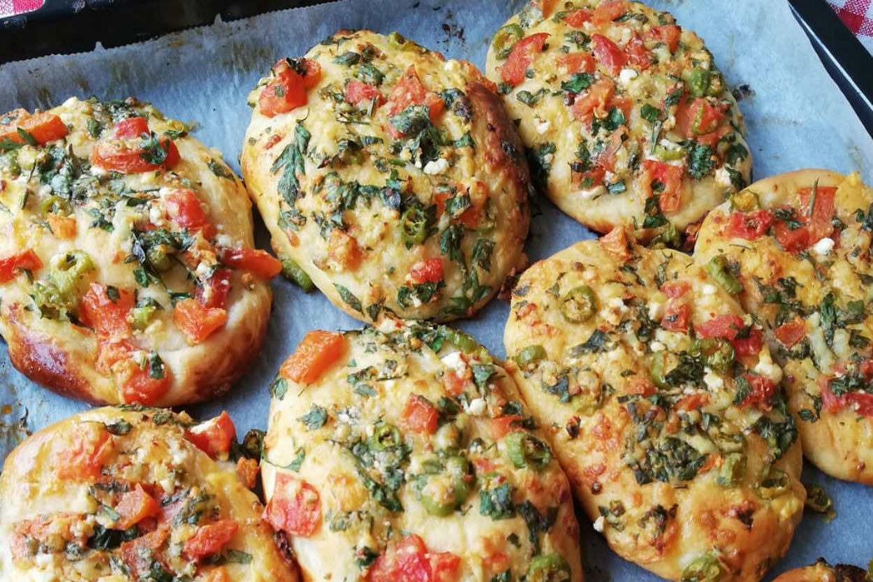 Pizza Tadında: Domatesli Biberli Poğaça