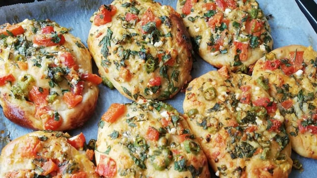 Pizza Tadında: Domatesli Biberli Poğaça