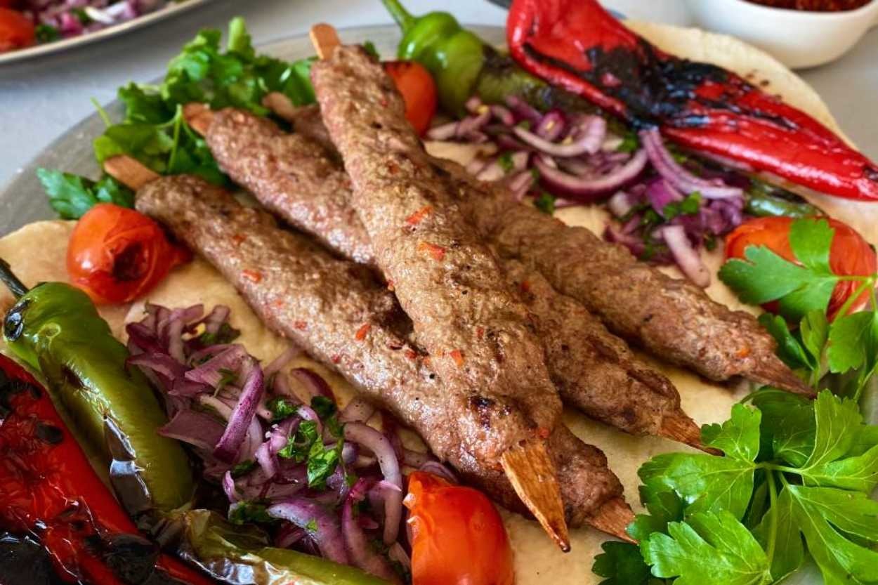 Kebabın Yanına Ne Gider? En Uyumlu Menü Önerileri