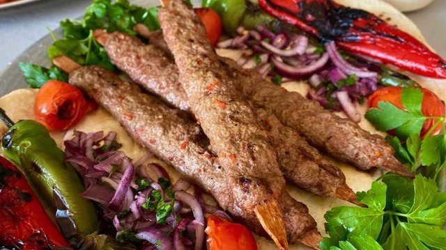 Kebabın Yanına Ne Gider? En Uyumlu Menü Önerileri