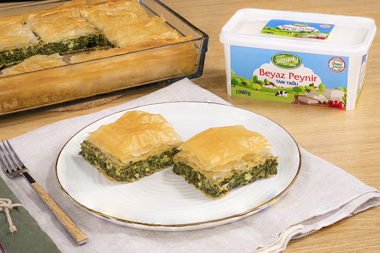 Baklavalık Yufkadan: Ispanaklı Bol Peynirli Çıtır Börek