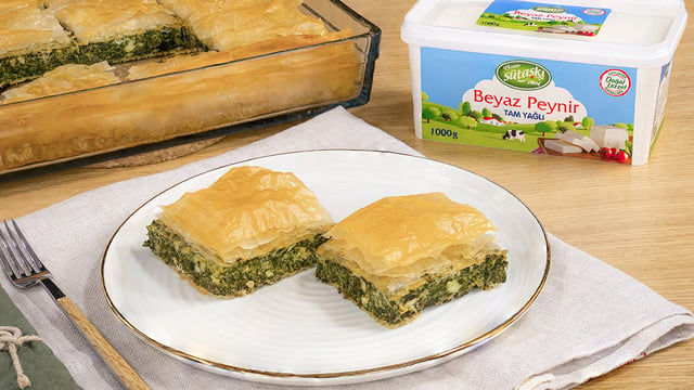 Baklavalık Yufkadan: Ispanaklı Bol Peynirli Çıtır Börek