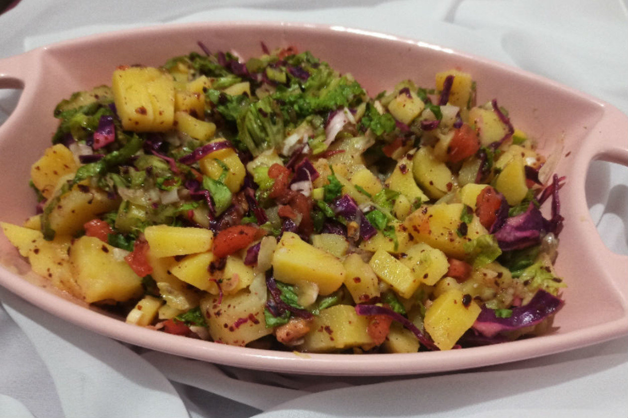 Şahane Tadıyla: Mor Lahanalı Patates Salatası
