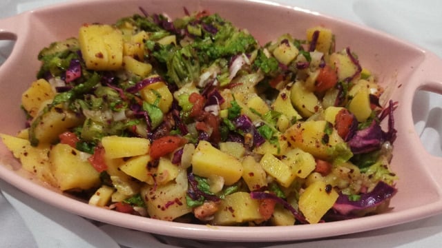 Şahane Tadıyla: Mor Lahanalı Patates Salatası