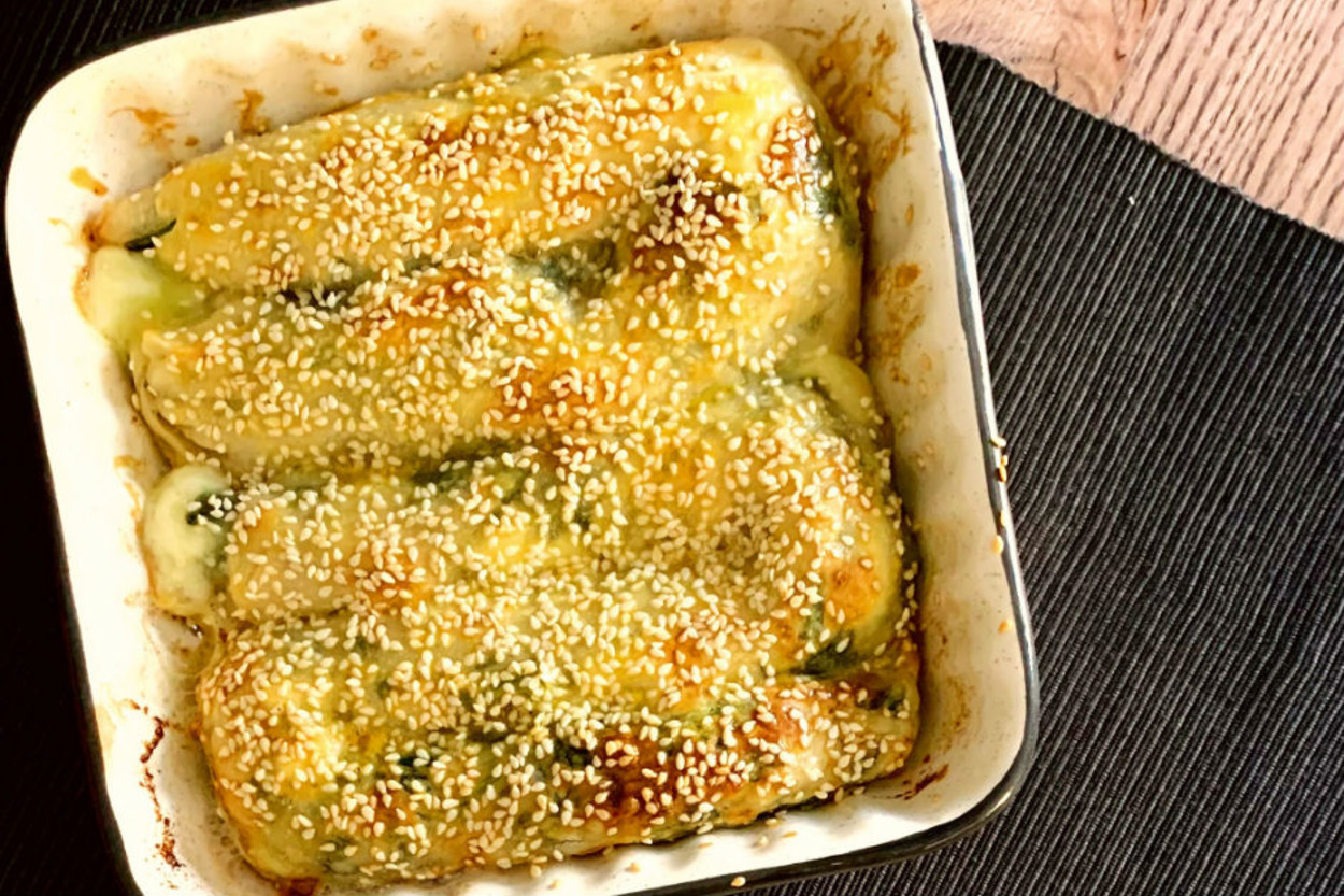 Kolay Açılan Hamuruyla: El Açması Ispanaklı Peynirli Börek
