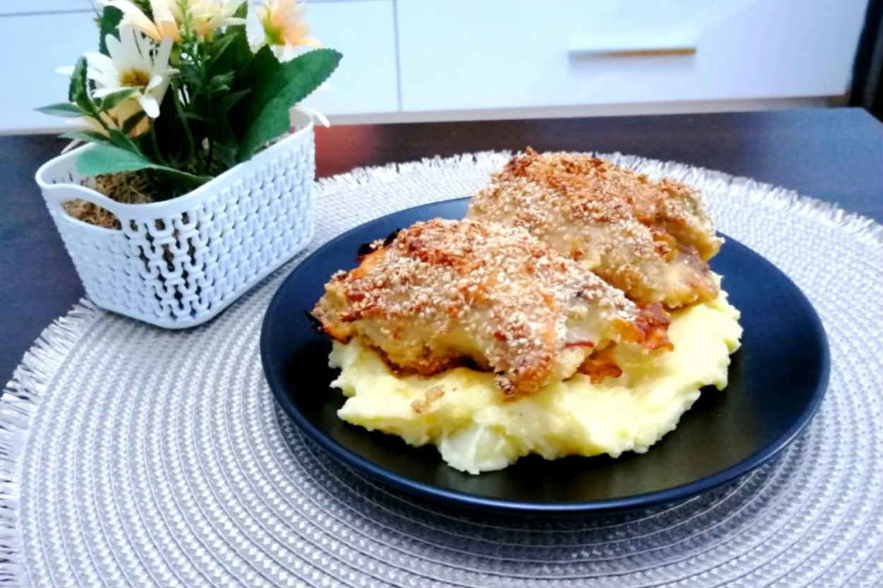 Patates Yatağında: Çıtır Susamlı Pastırmalı Tavuk