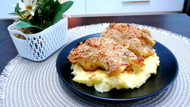 Patates Yatağında: Çıtır Susamlı Pastırmalı Tavuk