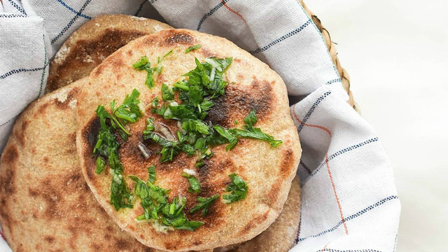 Kahvaltıya Misafir Var: Maydanoz Soslu Mini Bazlama