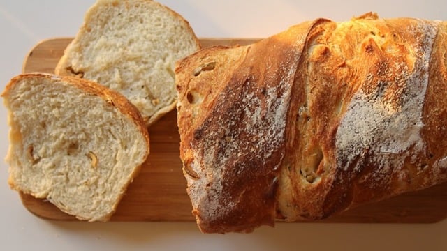 Kokusu Evi Sarar: Kekikli Yeşil Zeytinli Ekmek