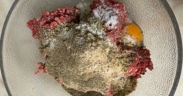domatesli-feslegen-soslu-kofte-adim-1