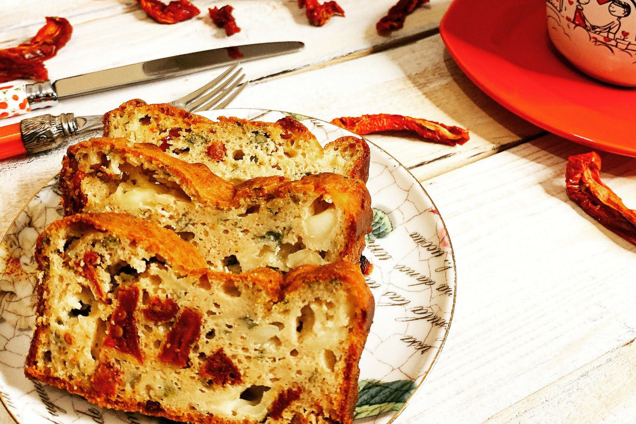 Beyaz Peyniri Ağızda Dağılan: Glutensiz Kuru Domatesli Kek