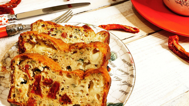 Beyaz Peyniri Ağızda Dağılan: Glutensiz Kuru Domatesli Kek