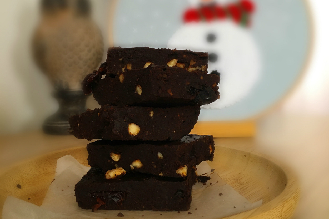 Pişmanlık Duymadan Yenir: Hurmalı Hafif Brownie