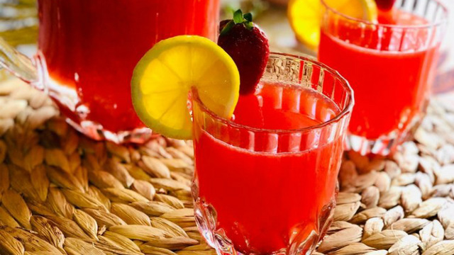 Sıcak Günlere: Çilekli Limonata