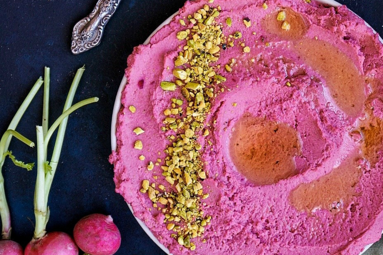 Sofraları Renklendiren: Pancarlı Kolay Humus