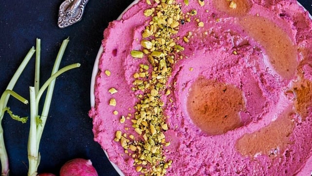 Sofraları Renklendiren: Pancarlı Kolay Humus
