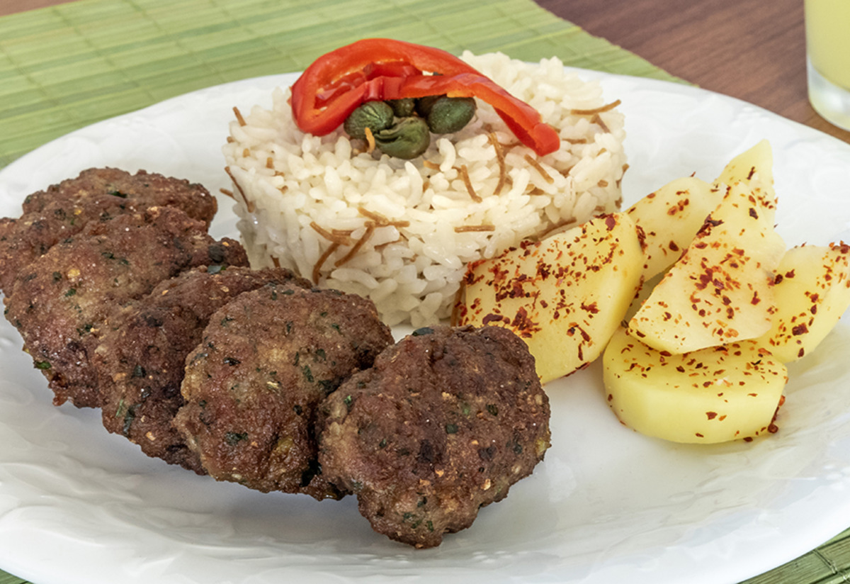 Yanına da Fırın Patates: Anne Köftesi Tarifi