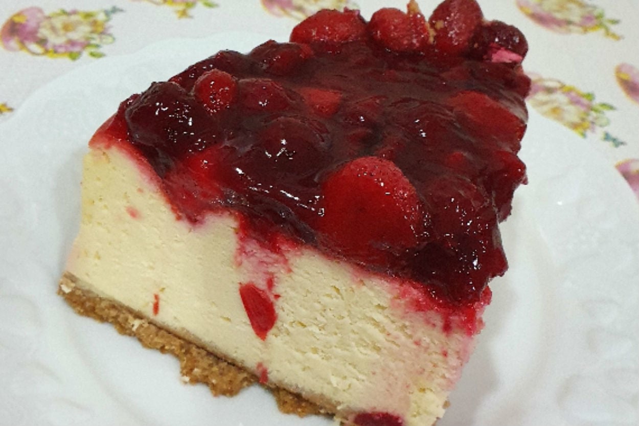 Bir Çatal Yetmez: Çilekli ve Vişneli Cheesecake