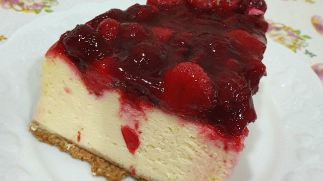 Bir Çatal Yetmez: Çilekli ve Vişneli Cheesecake