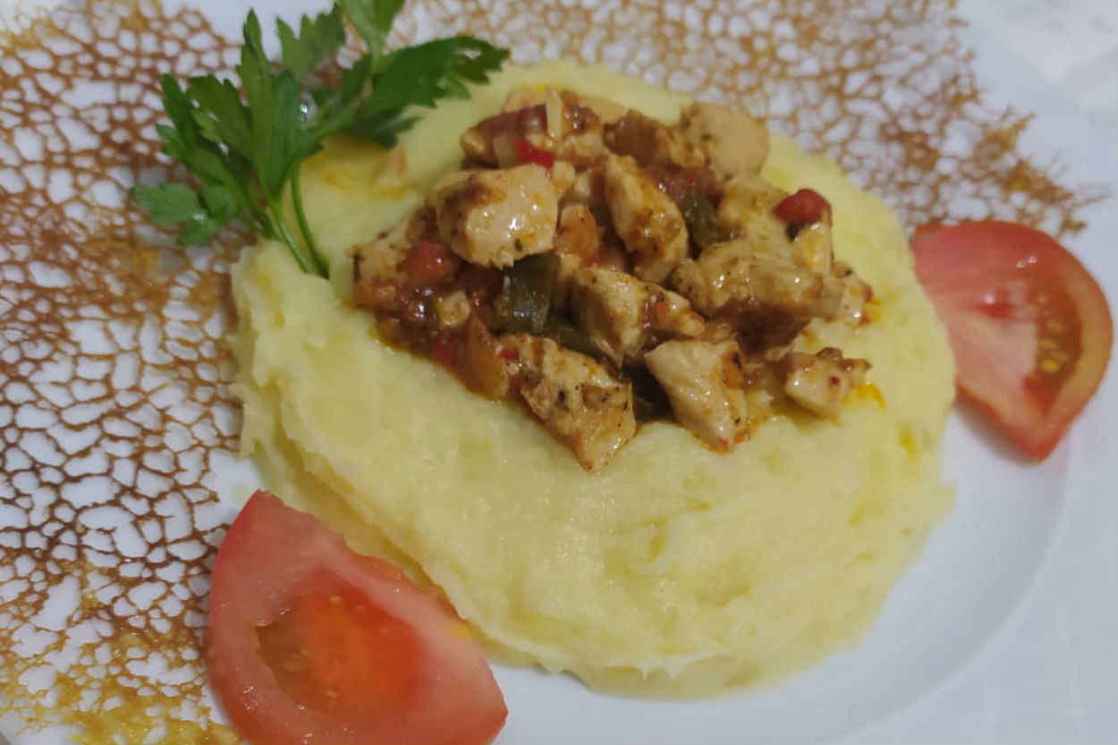 Yumuşacık Kıvamıyla: Patates Püreli Tavuk Sote