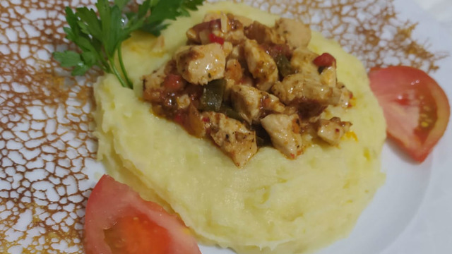 Yumuşacık Kıvamıyla: Patates Püreli Tavuk Sote