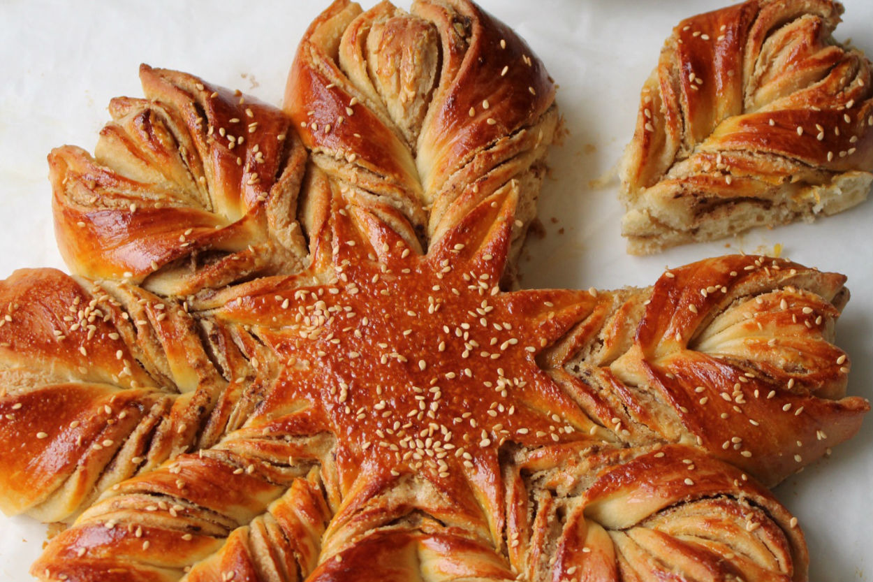 Bütün Lezzetler Bir Arada: Tahinli Çiçek Çörek