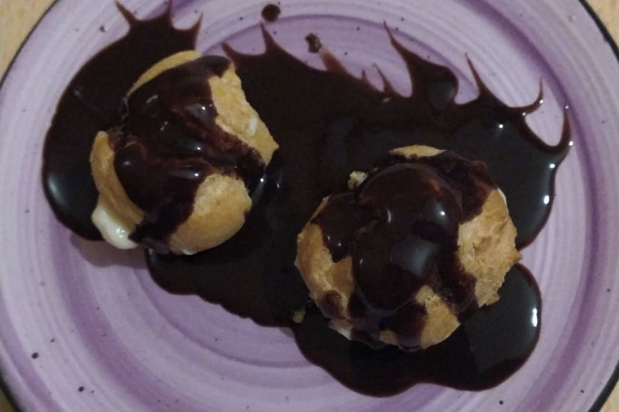 Çabucak Hazır: Çikolata Soslu Profiterol