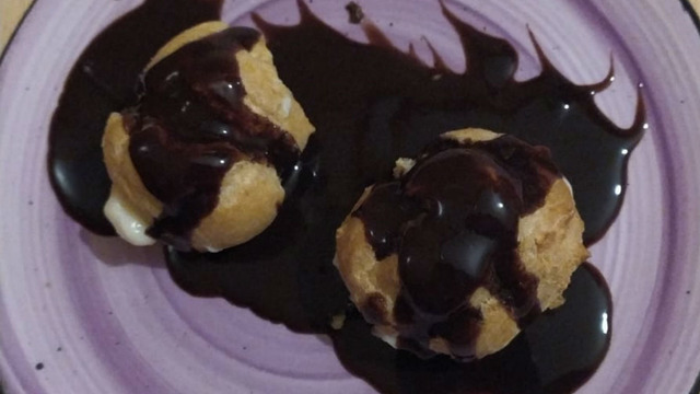 Çabucak Hazır: Çikolata Soslu Profiterol