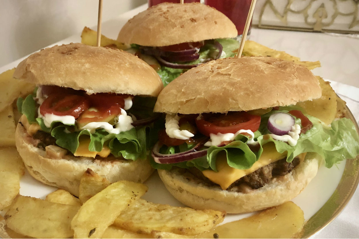 Leziz Ekmeğiyle: Ev Yapımı Hamburger