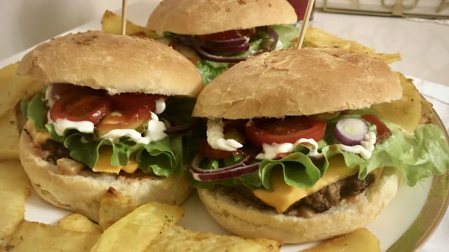 Leziz Ekmeğiyle: Ev Yapımı Hamburger