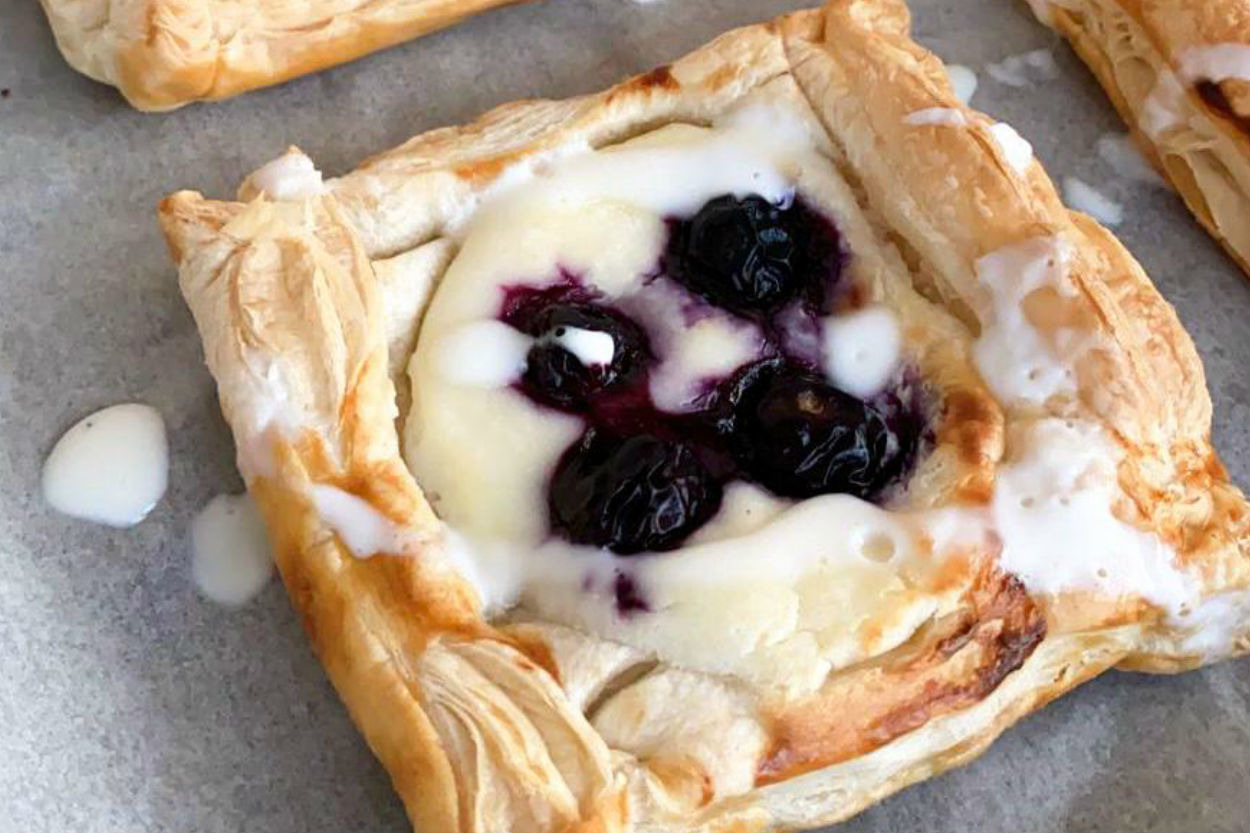 Cream Cheese Danish: Labneli ve Yaban Mersinli Milföy