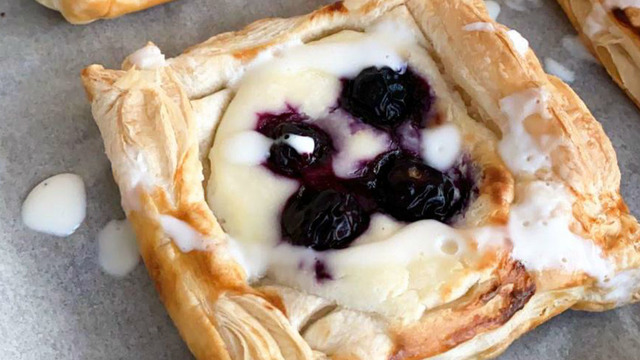 Cream Cheese Danish: Labneli ve Yaban Mersinli Milföy