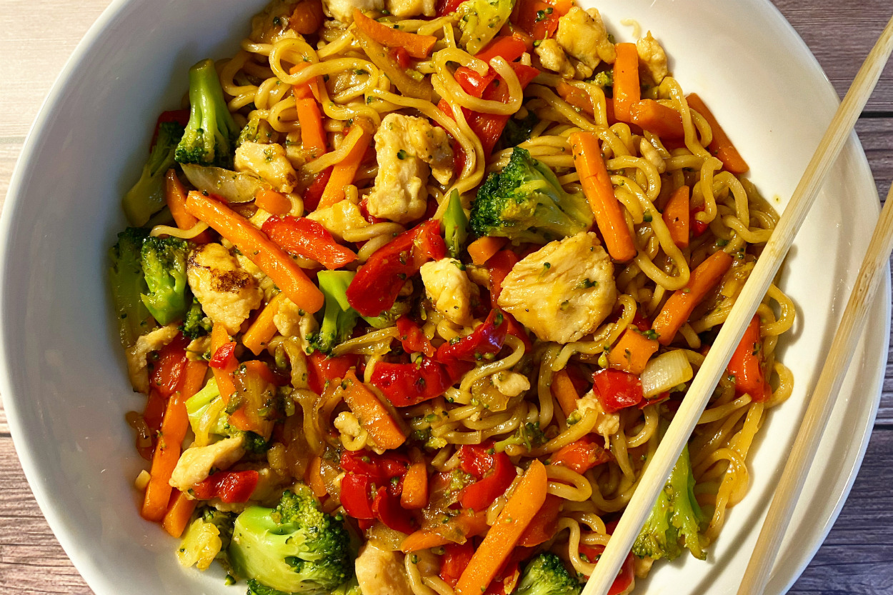Uzaklardan Geldi: Tavuklu Sebzeli Noodle