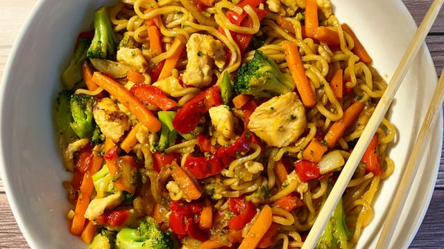 Uzaklardan Geldi: Tavuklu Sebzeli Noodle
