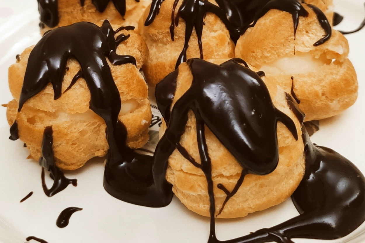 Tatlı İhtiyacına: Çikolata Soslu Profiterol
